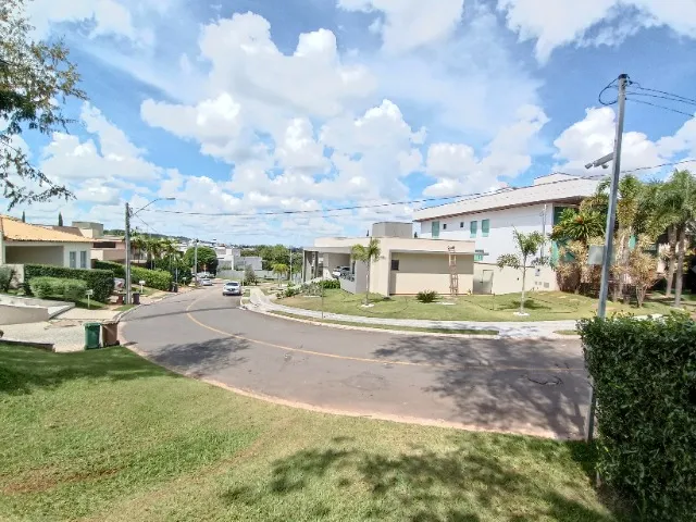 LOTE NO CONDOMÍNIO DO LAGO / 817 M²