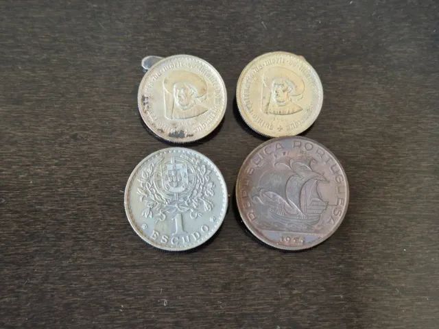 4 Pins / Bottons / Broches Moedas Antigas Portugal. Souvenir