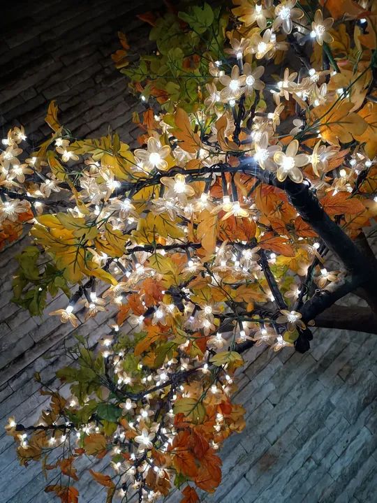 Árvore Artificial Grande com Luzes - Foto 2