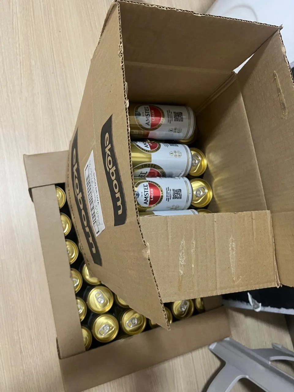 5 caixas + 10 cervejas Amstel