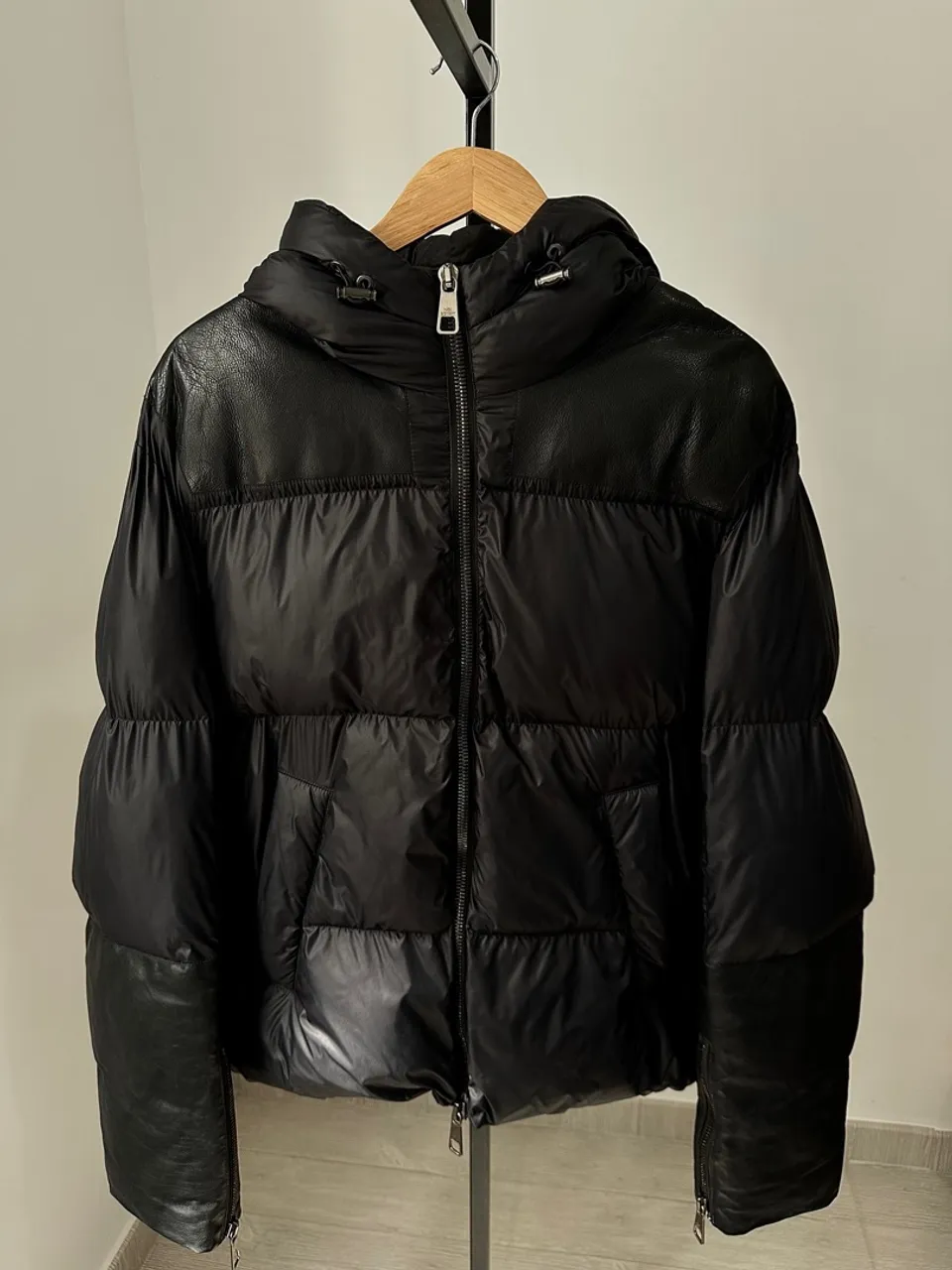 Jaqueta Puffer Preta com Detalhes em Couro