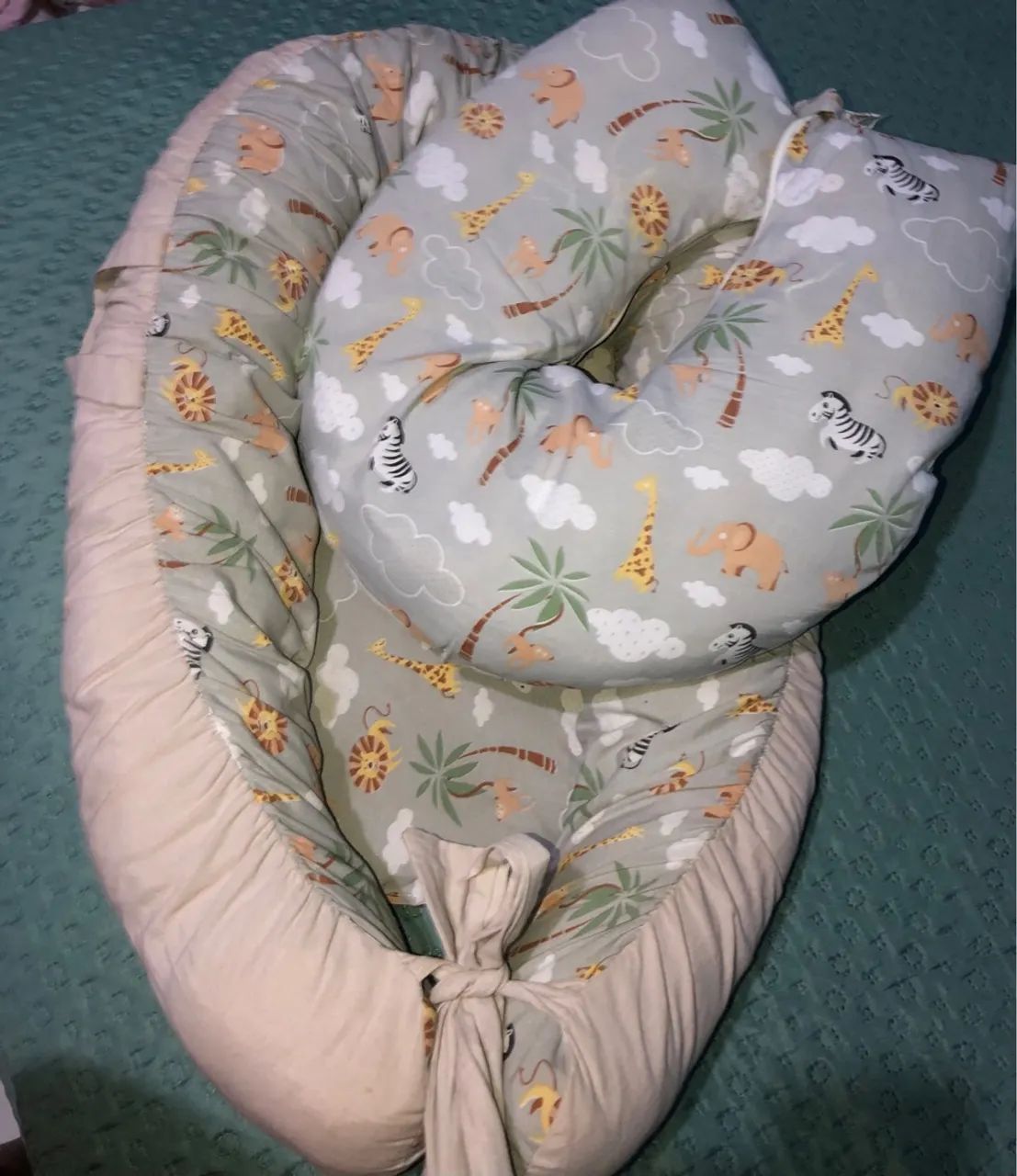 Ninho de bebê acolhedor com estampa de animais