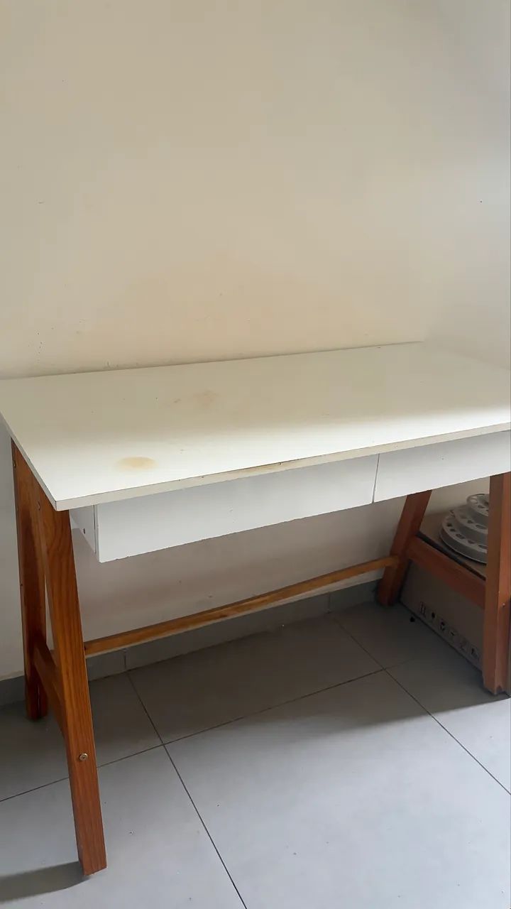 Escrivaninha de madeira 