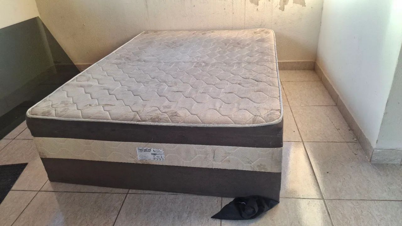 Cama box com 1 ano de uso ( contém os pés)