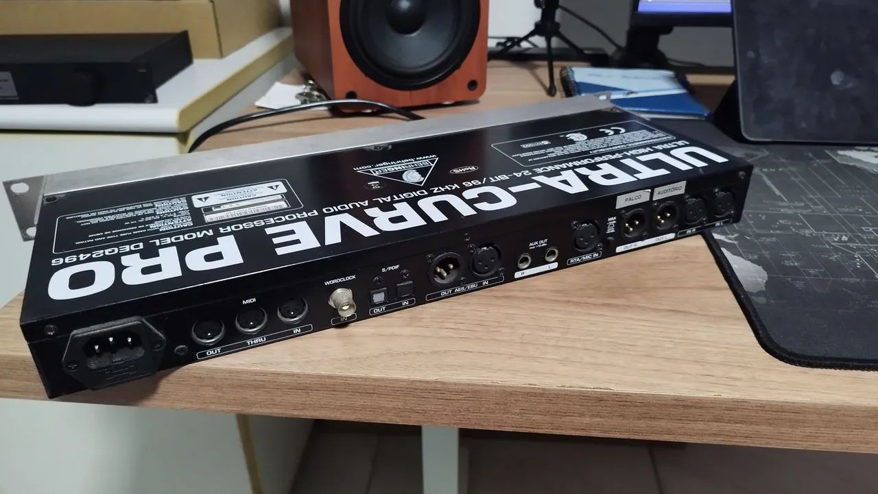Processador de Áudio Digital Behringer UltraCurve Pro DEQ2496