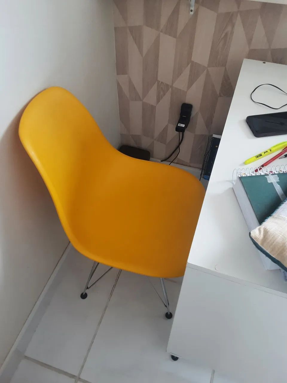 VENDO 2 CADEIRAS AMARELAS (modeo Charles Eames Eiffel) - Foto 4