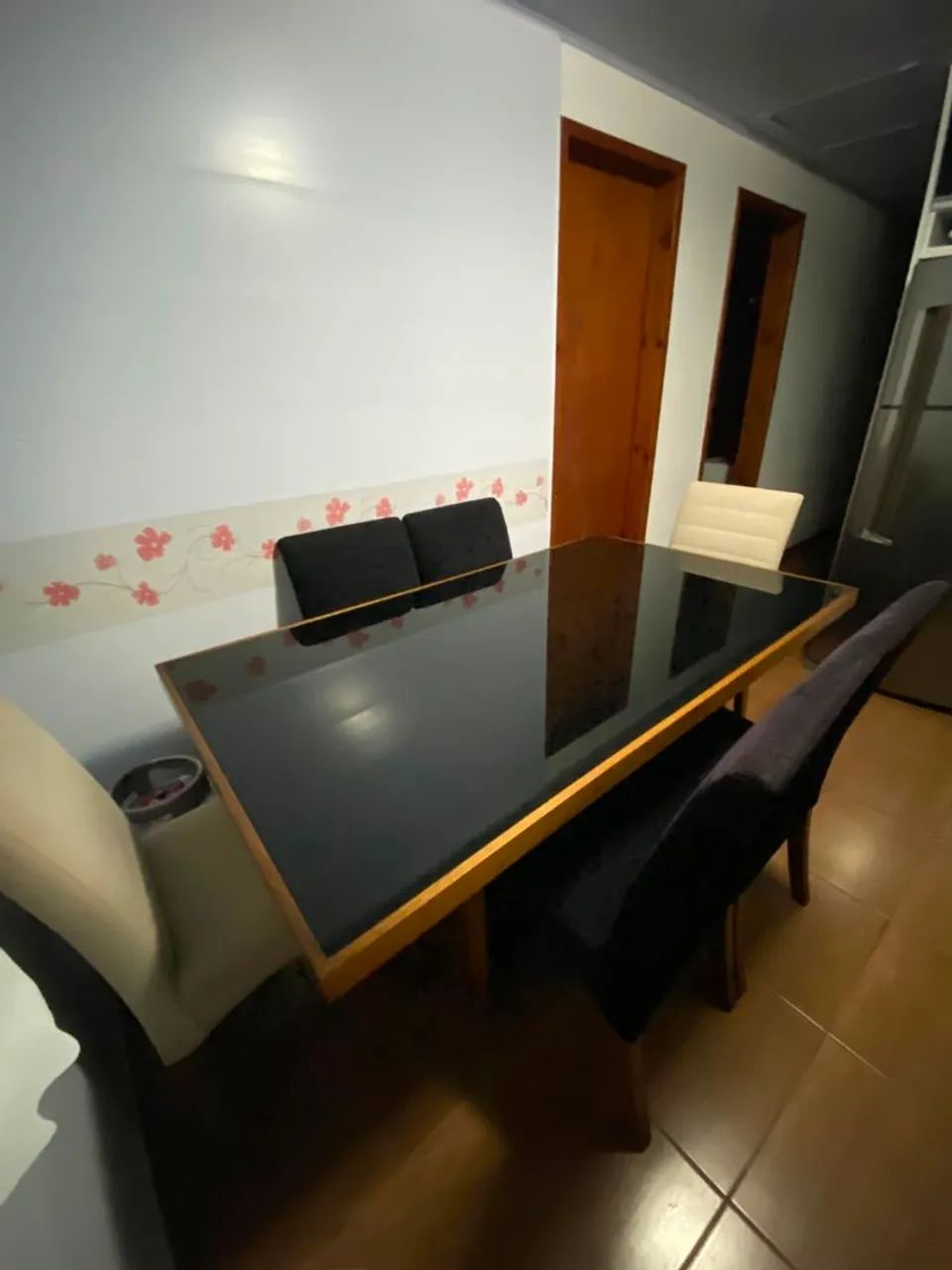 Mesa com 6 cadeiras