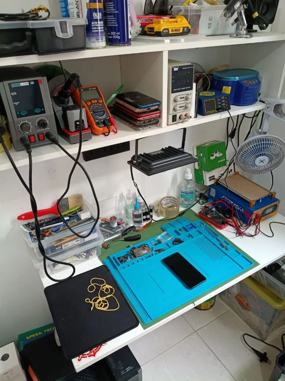 Bancada completa para assistência técnica de celular.