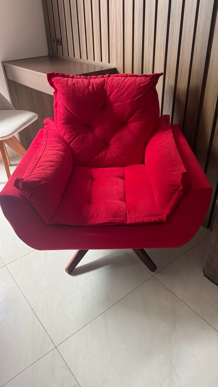 Poltrona giratória vermelha