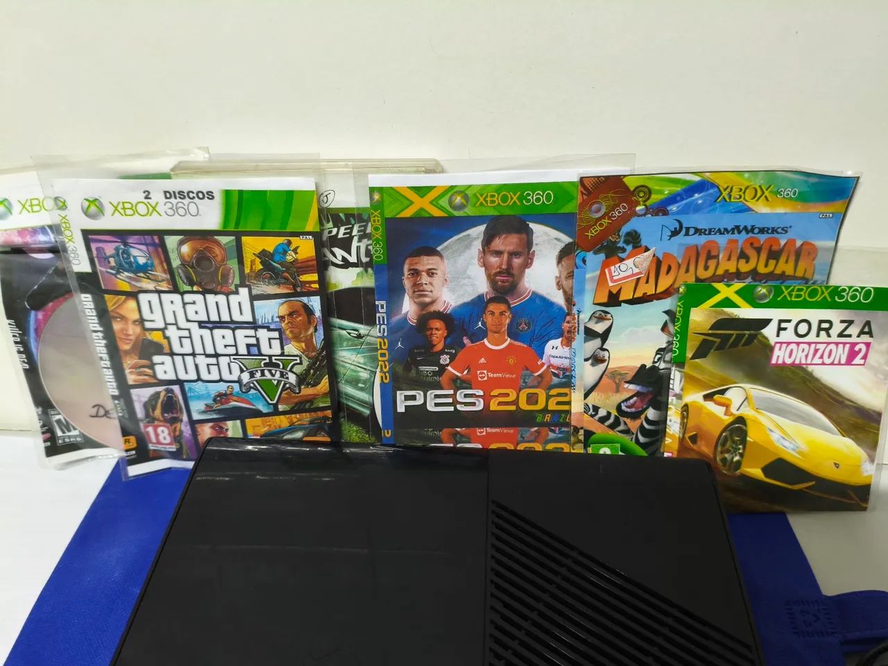 Xbox 360 com aurora e jogos