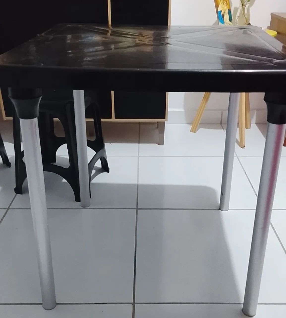 Mesa, tampa de plástico com dois bancos, pés da mesa de inox  - Foto 5