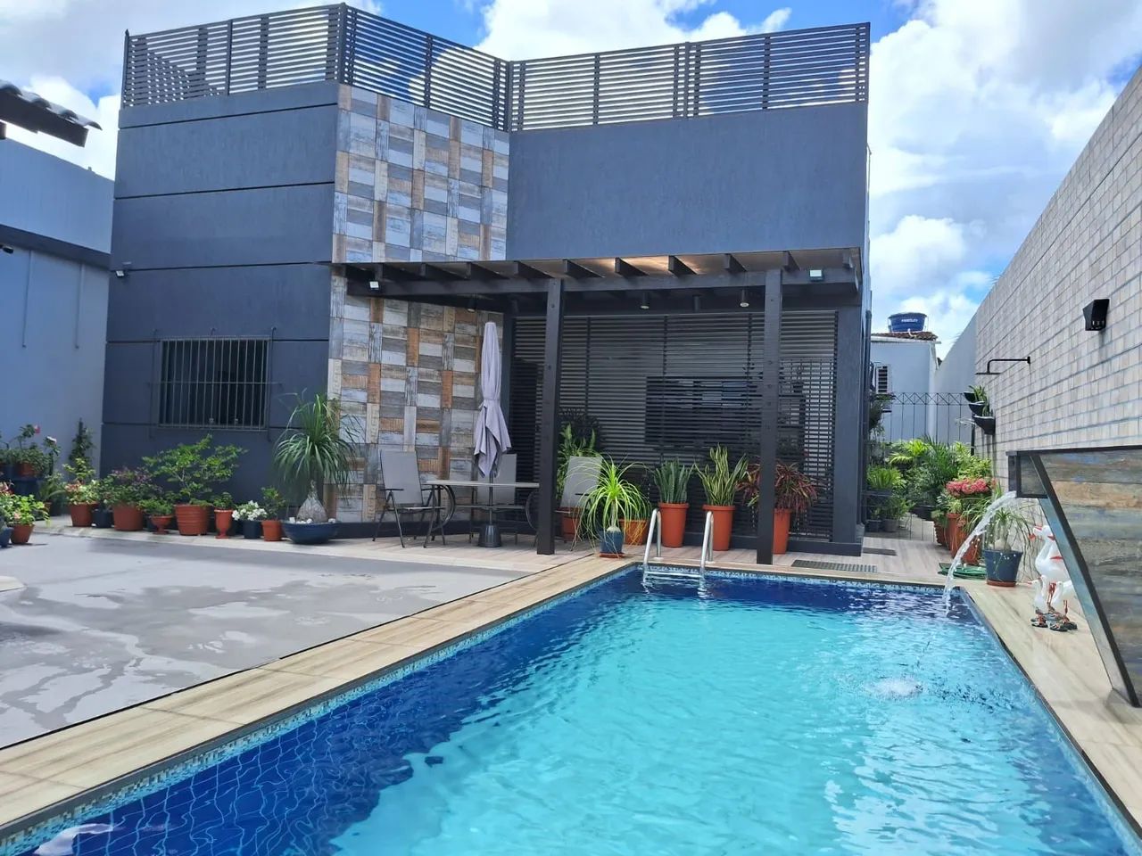 ~CASA COM PISCINA À VENDA PRÓX. DE TUDO !!! - Foto 2