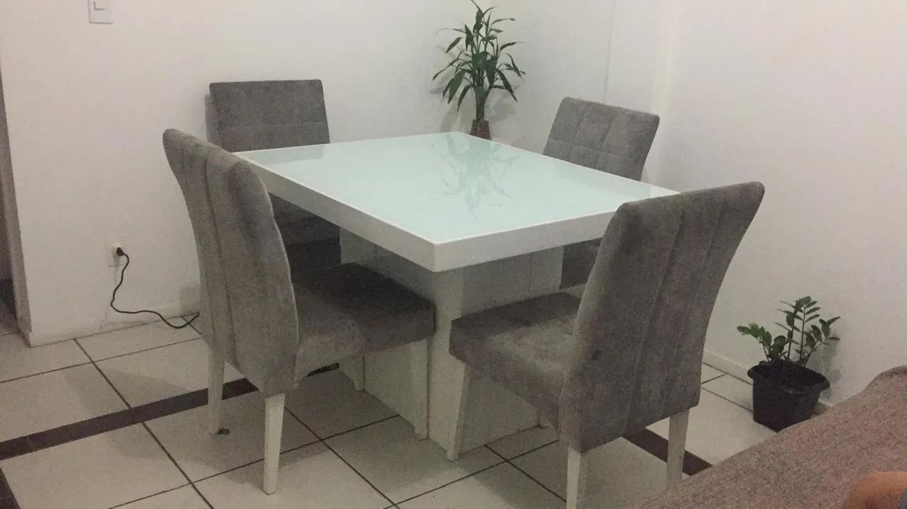 Mesa Quadrada 4 Cadeiras Estofadas