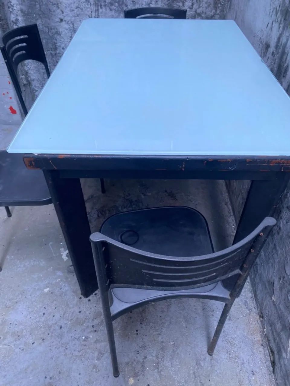 Mesa de madeira com 4 cadeiras em perfeito estado. - Foto 2