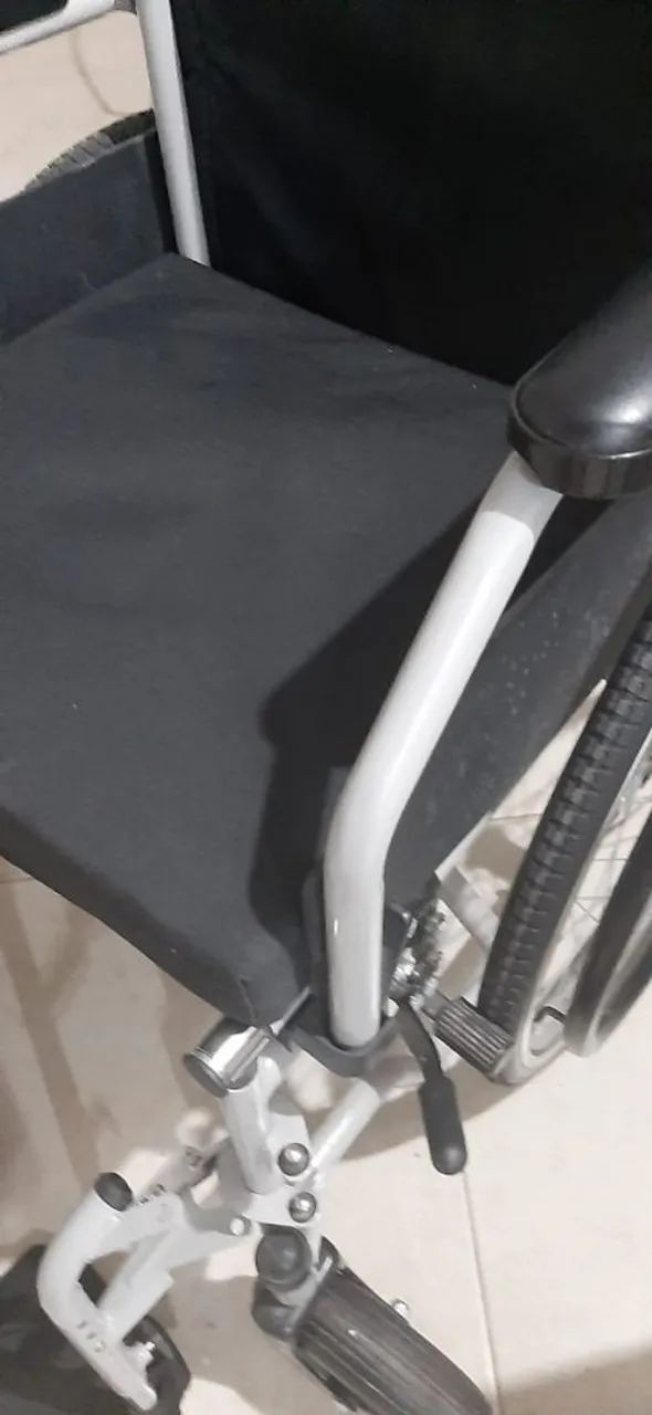 Cadeira de rodas semi nova 