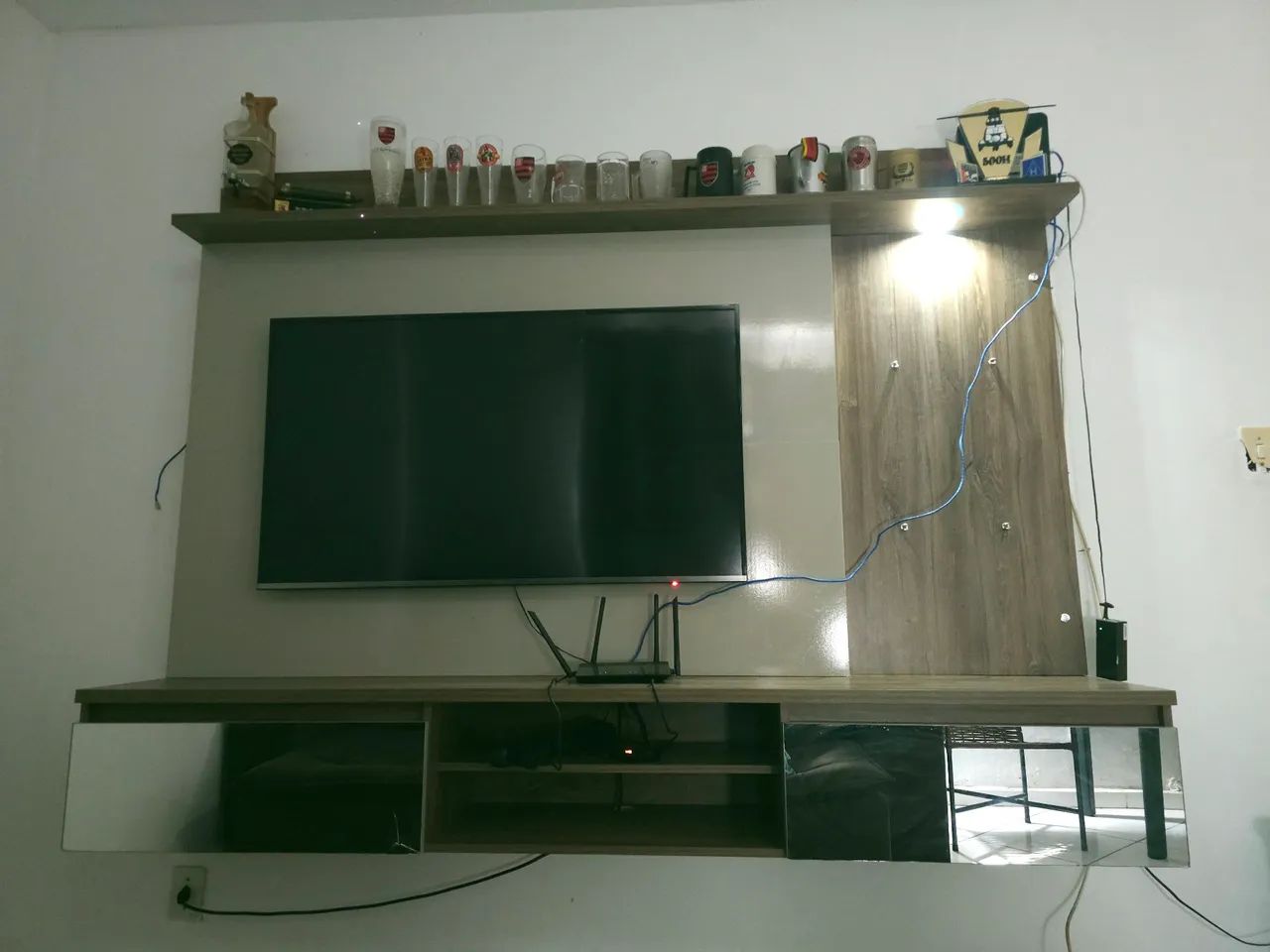 Painel com hacker suspenso e led