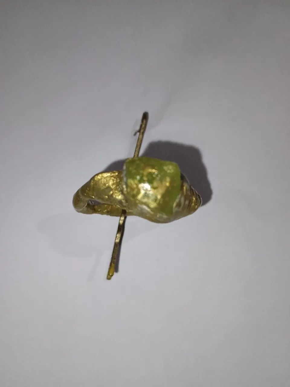 Anel artesanato com cristal.
