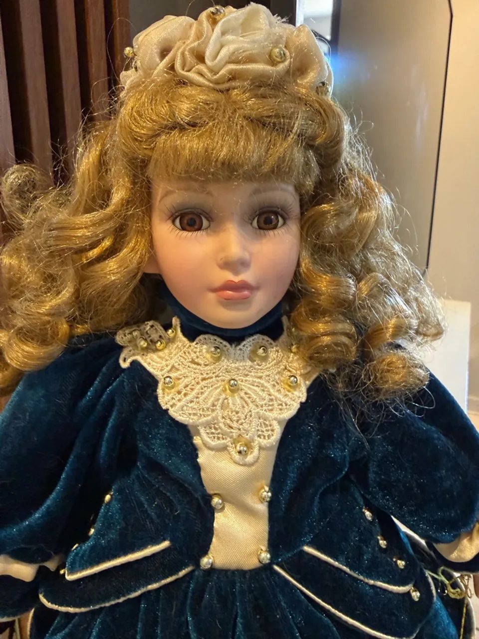 Linda boneca de porcelana 