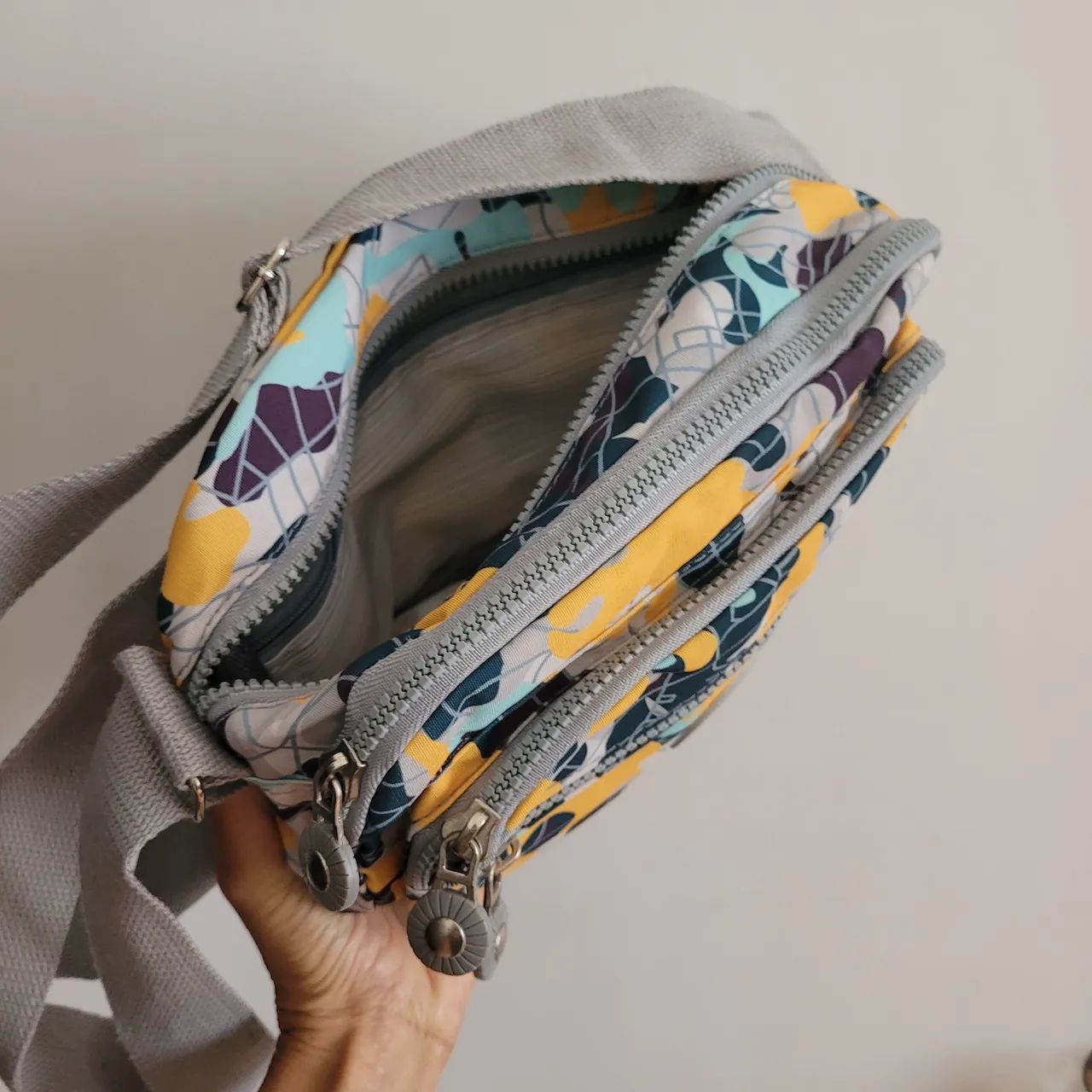 Bolsa impermeável, espaçosa, colorida e alegre  - Foto 2