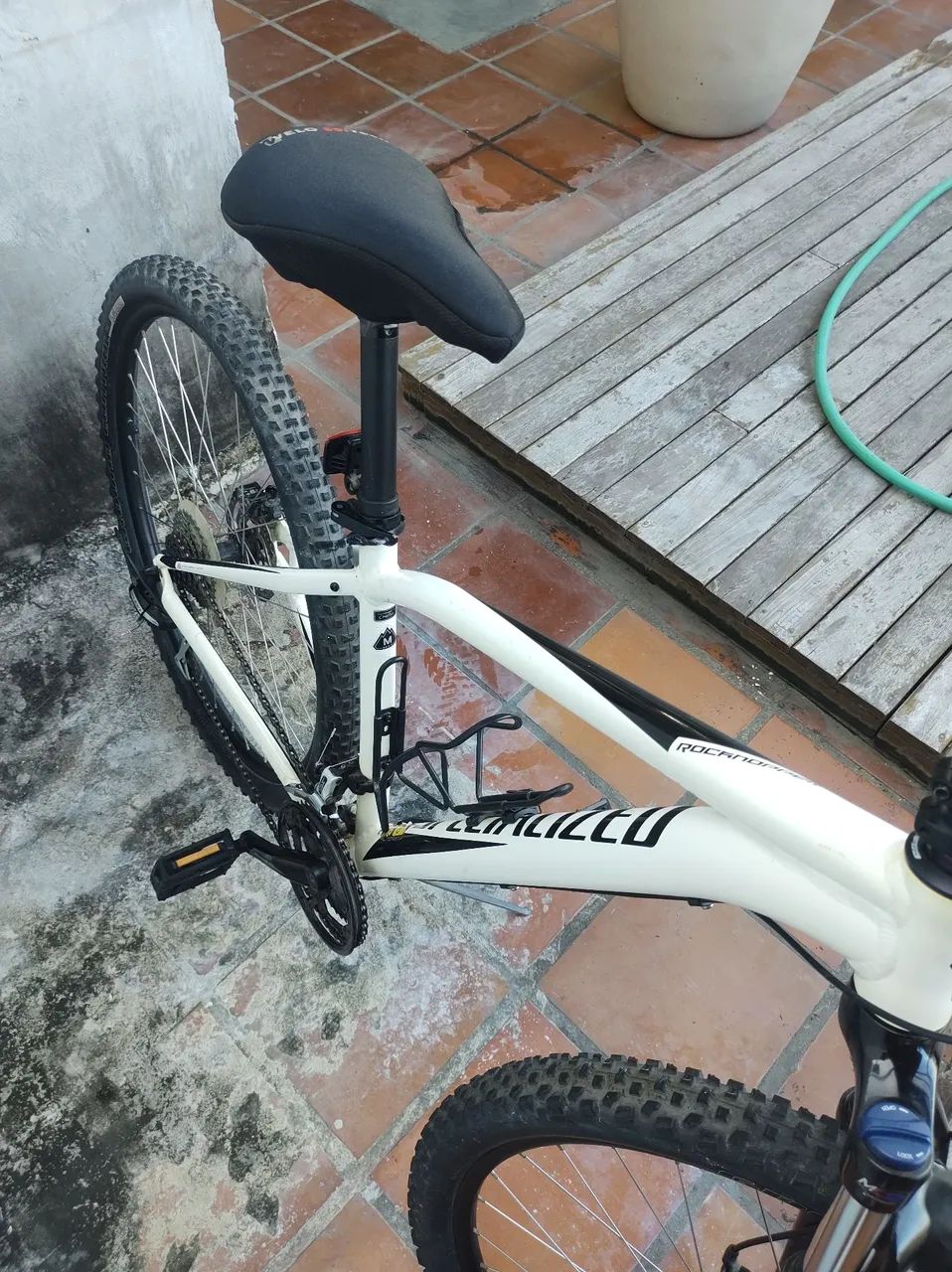 Vendo Mountain Bike Specialized Branca Aro 29 modelo Rockhopper 29. Tamanho M. 24 marchas. - Foto 5