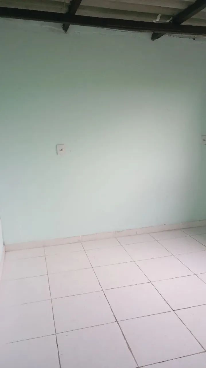 Aluga-se um apê de dois quartos