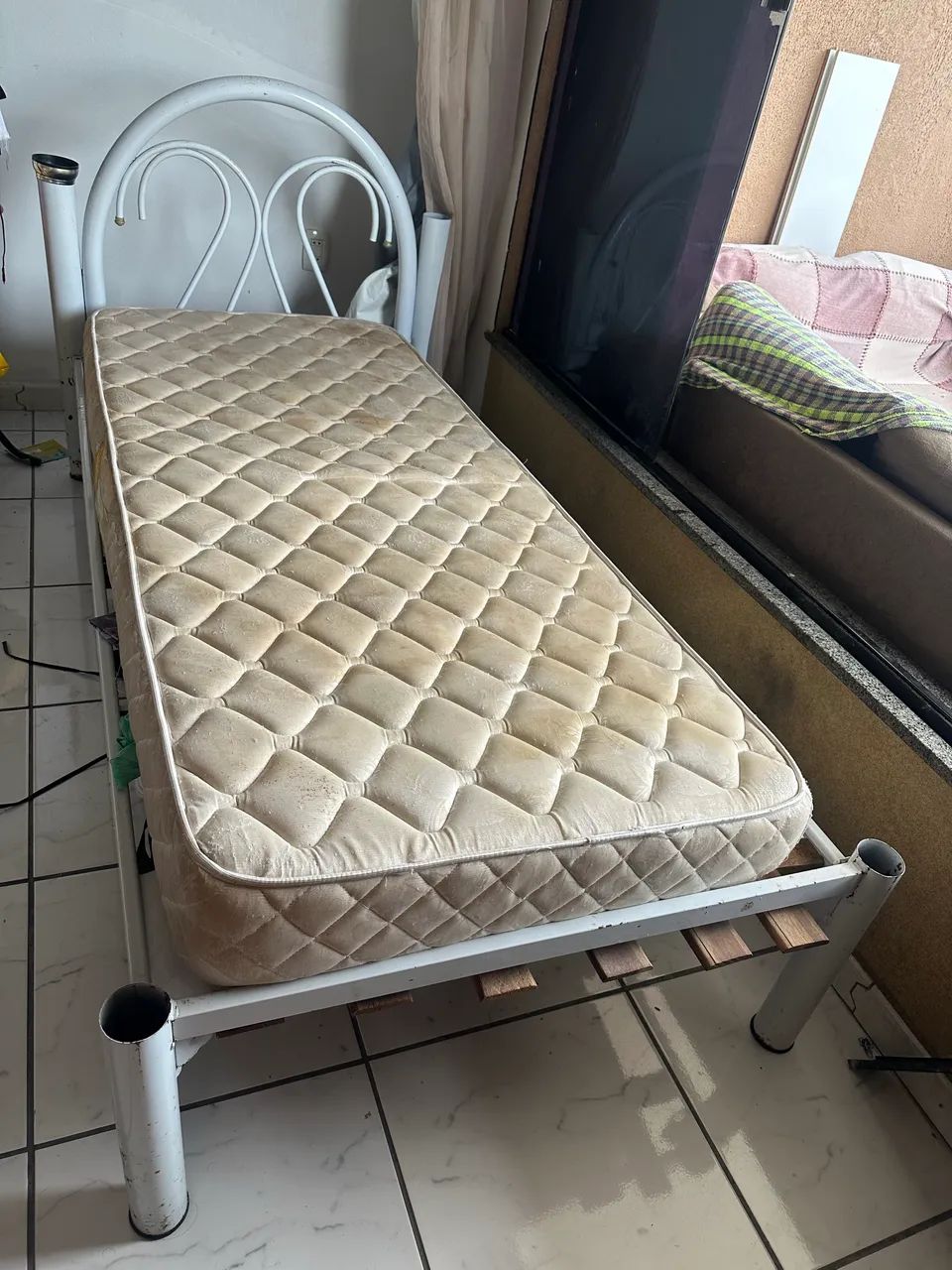 Cama de solteiro em ótimo estado só avaria do tempo - Foto 3