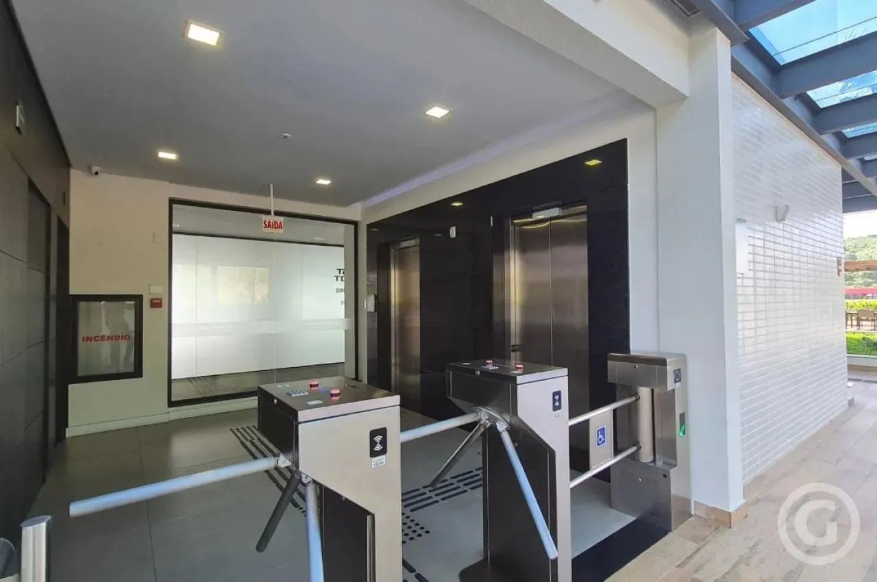 Sala comercial ampla com vagas de garagem na SC-401 - Foto 5