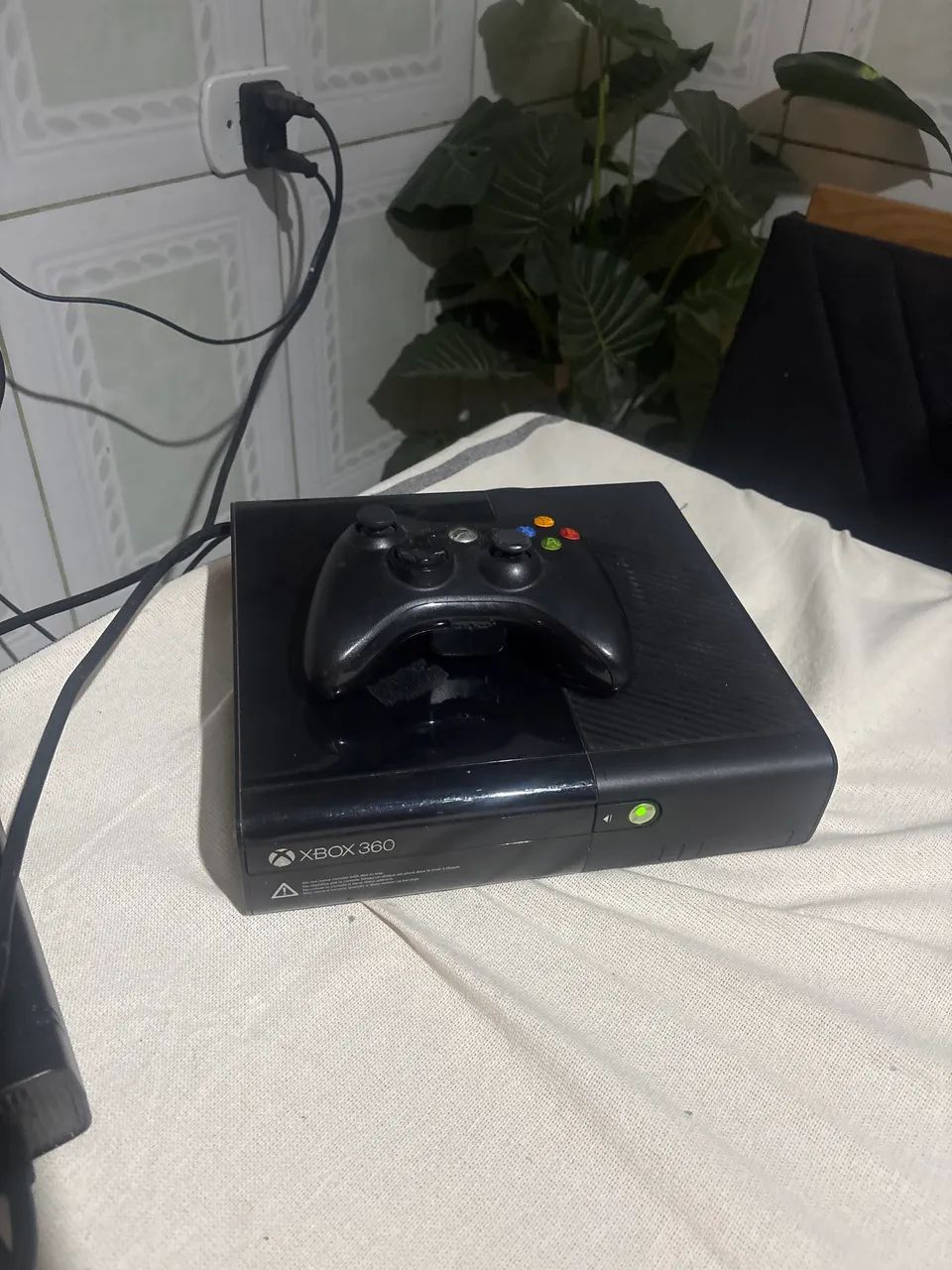 Xbox 360 com um controle funcionando perfeitamente e com dois jogos 