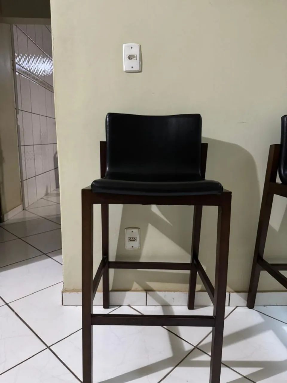 Banqueta de madeira e couro - Foto 4