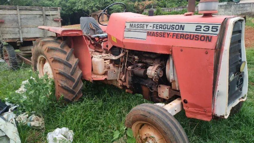 vendo trator com vários empementos