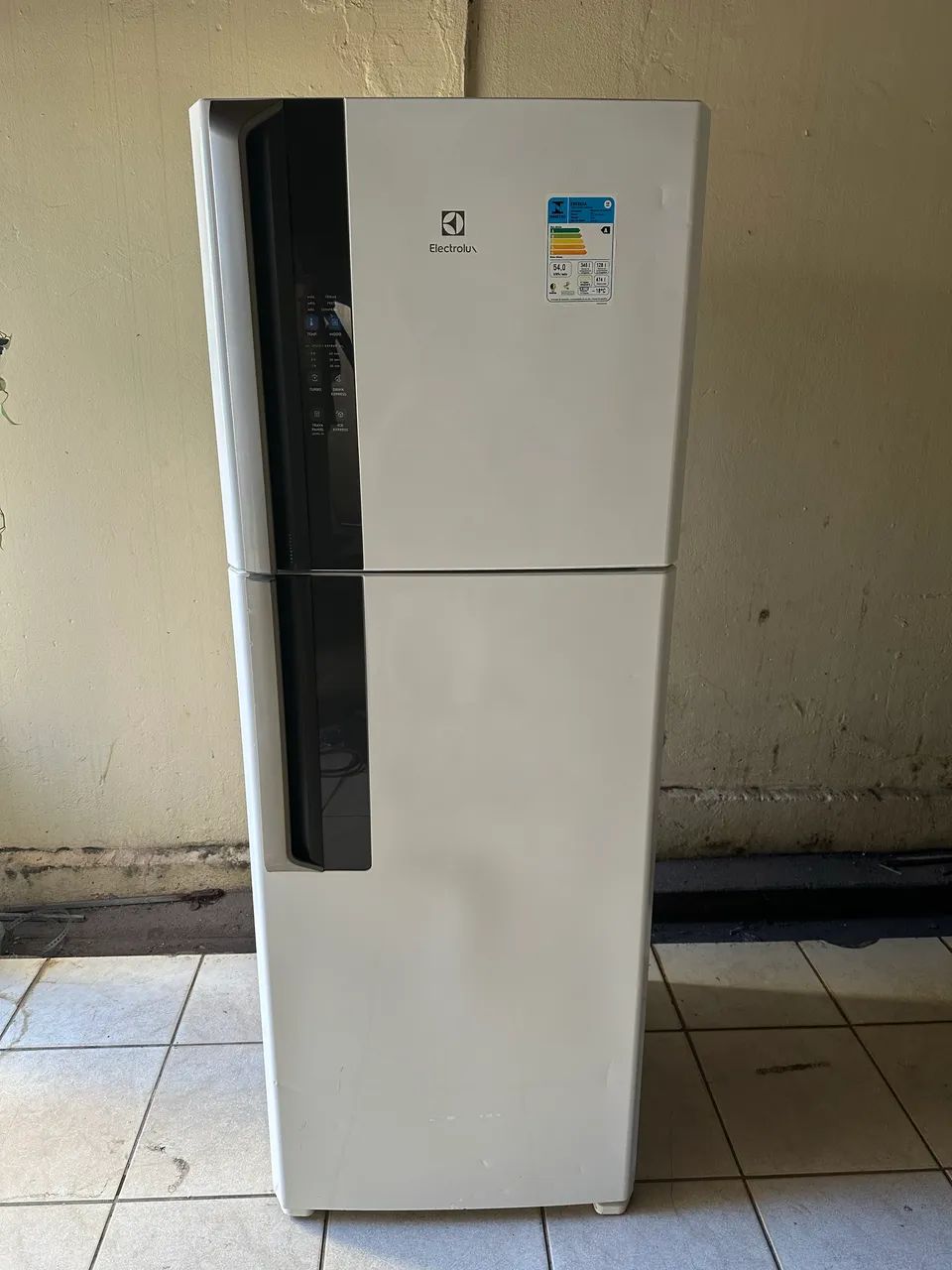 Vendo uma geladeira Eletrolux frost free 474litos bem conservada (Entrego)