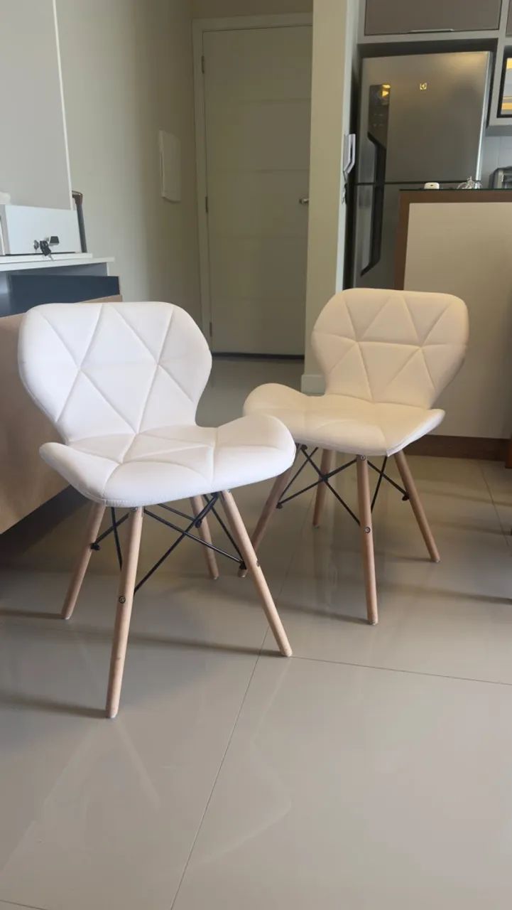 Cadeiras Off White / duas unidades 