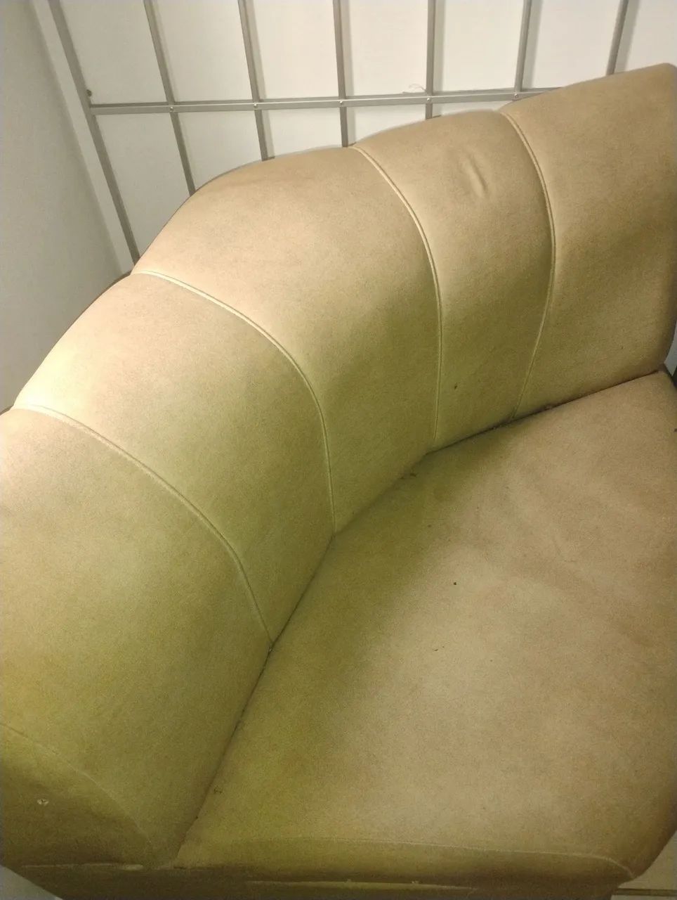 Poltrona de canto em courino amarelo pastel  - Foto 2