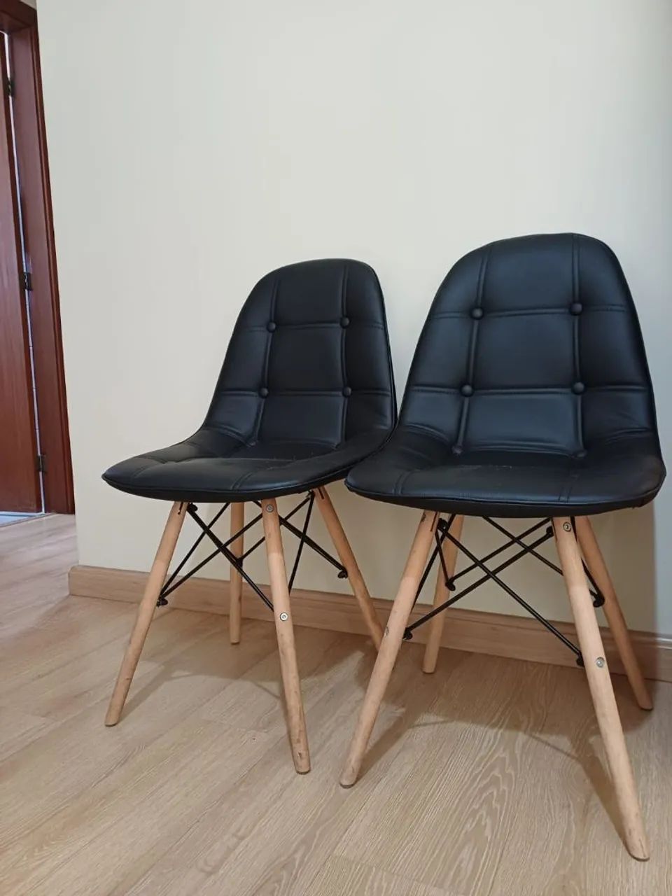 Jogo com 4 Cadeiras Charles Eames Eiffel Botonê Pretas - Perfeito Estado - Foto 2