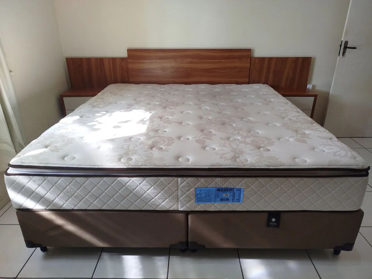 Cama king size com cabeceira 