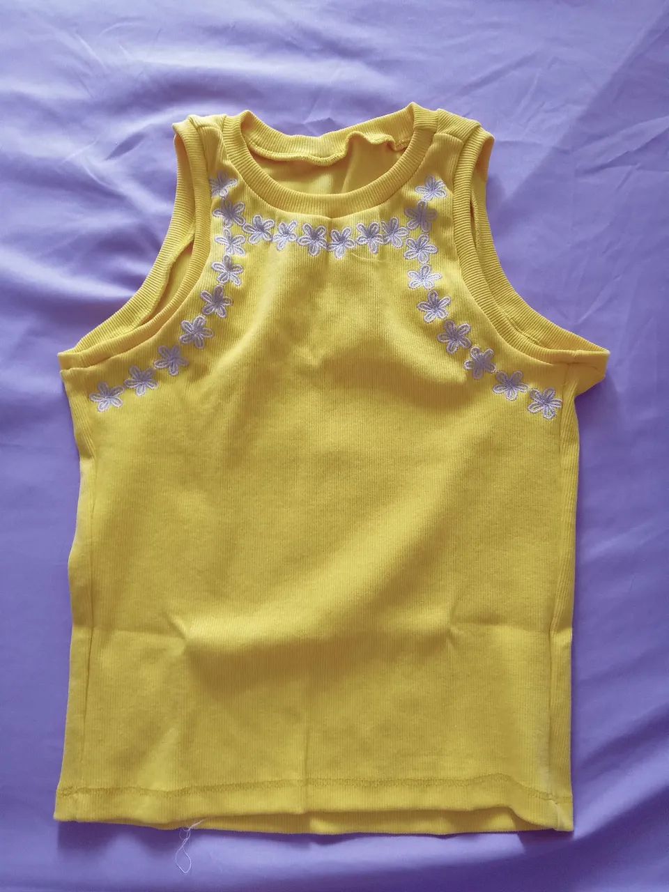 Linda camiseta  bordada,  nova 