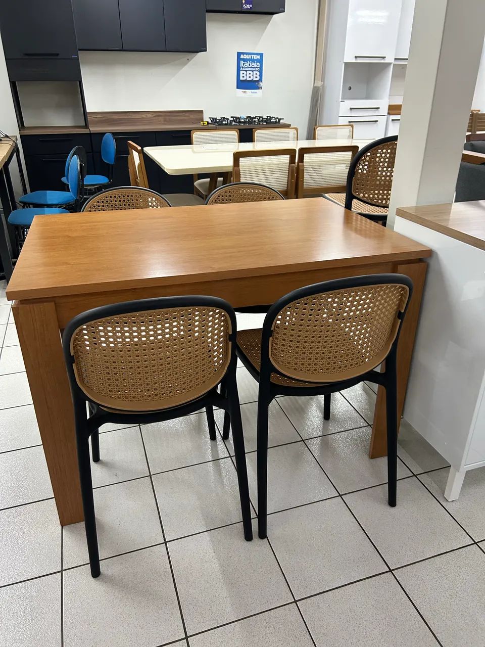 Mesa com 4 cadeiras nova - Foto 2