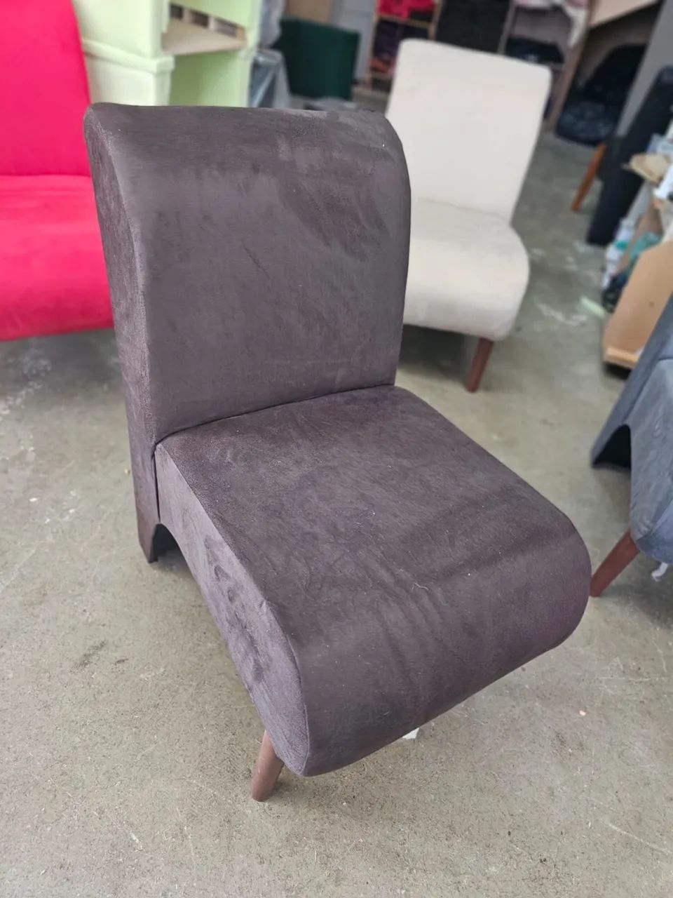 POLTRONAS BELLA ESTOFADAS, PEZINHO PALITO - PAGUE NA HORA DA ENTREGA  - Foto 4