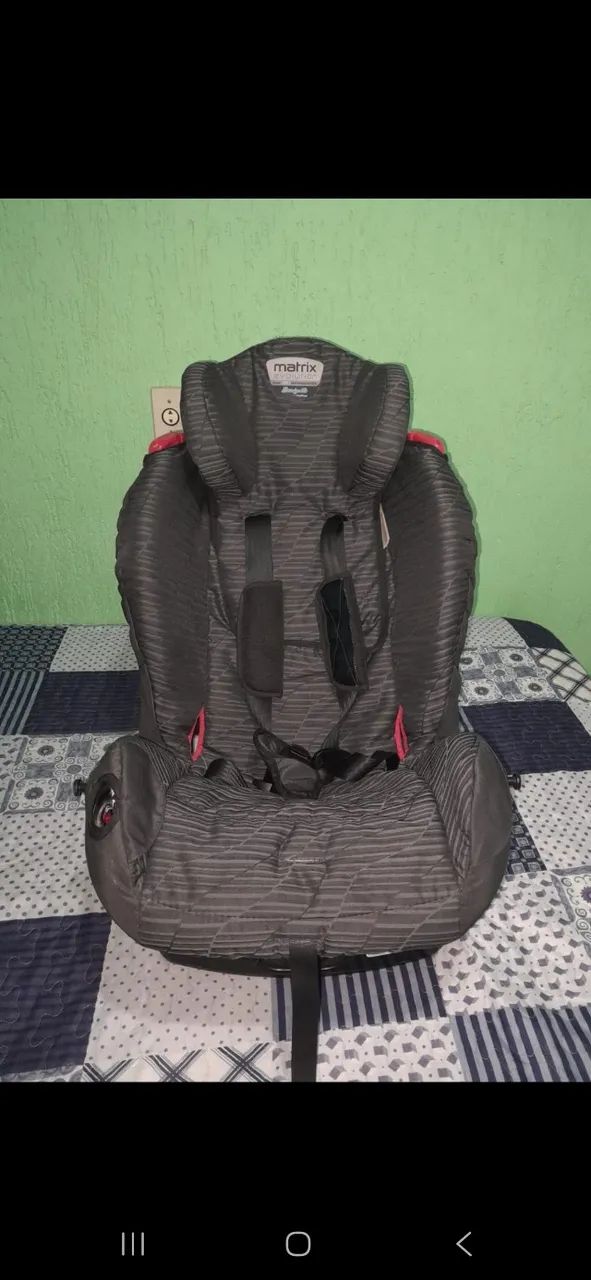 Cadeira pra carro Burigotto de 0 á 36kg. Em boas condições de uso. 