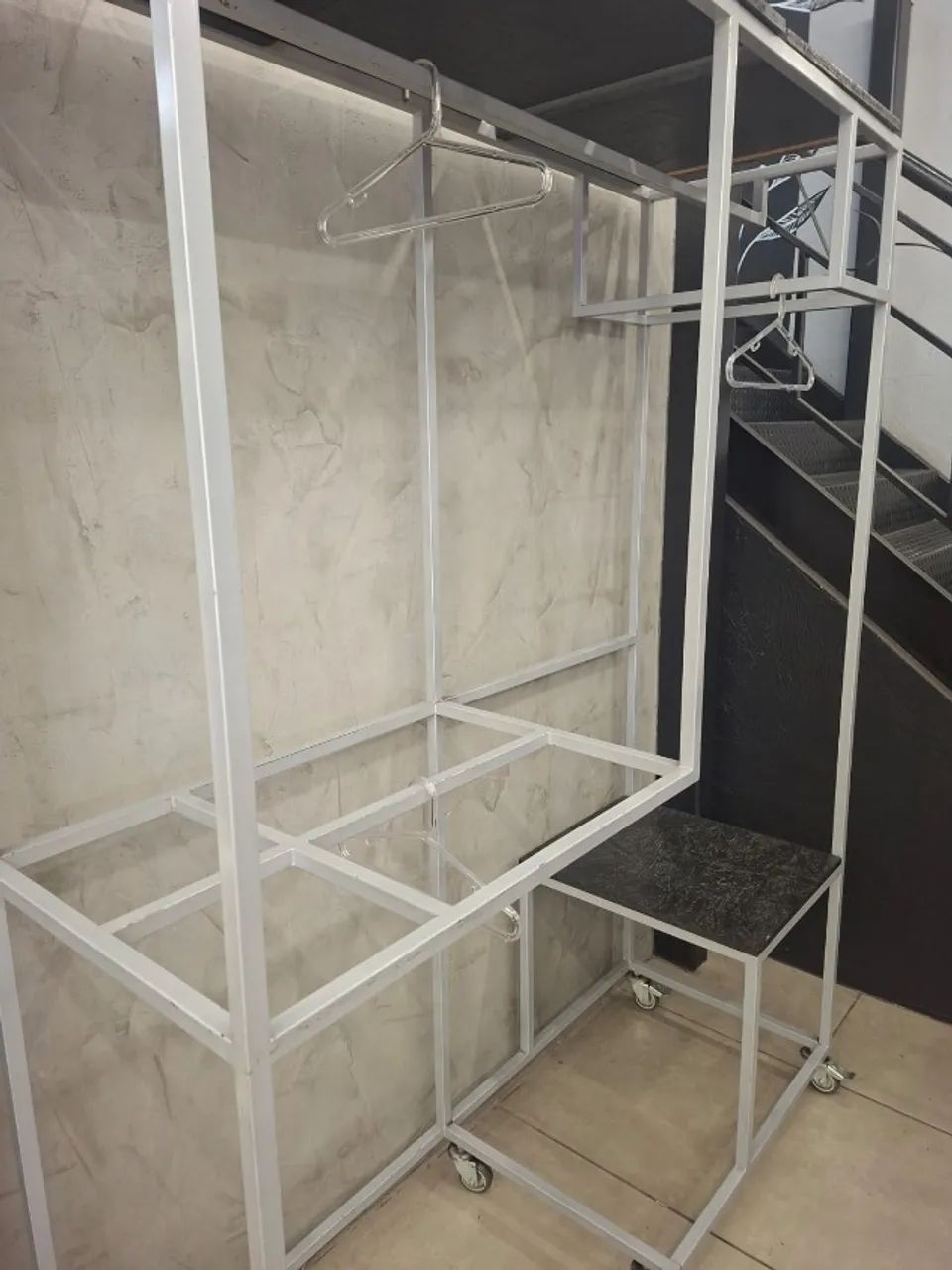 Arara de Roupa com Prateleira - Foto 2