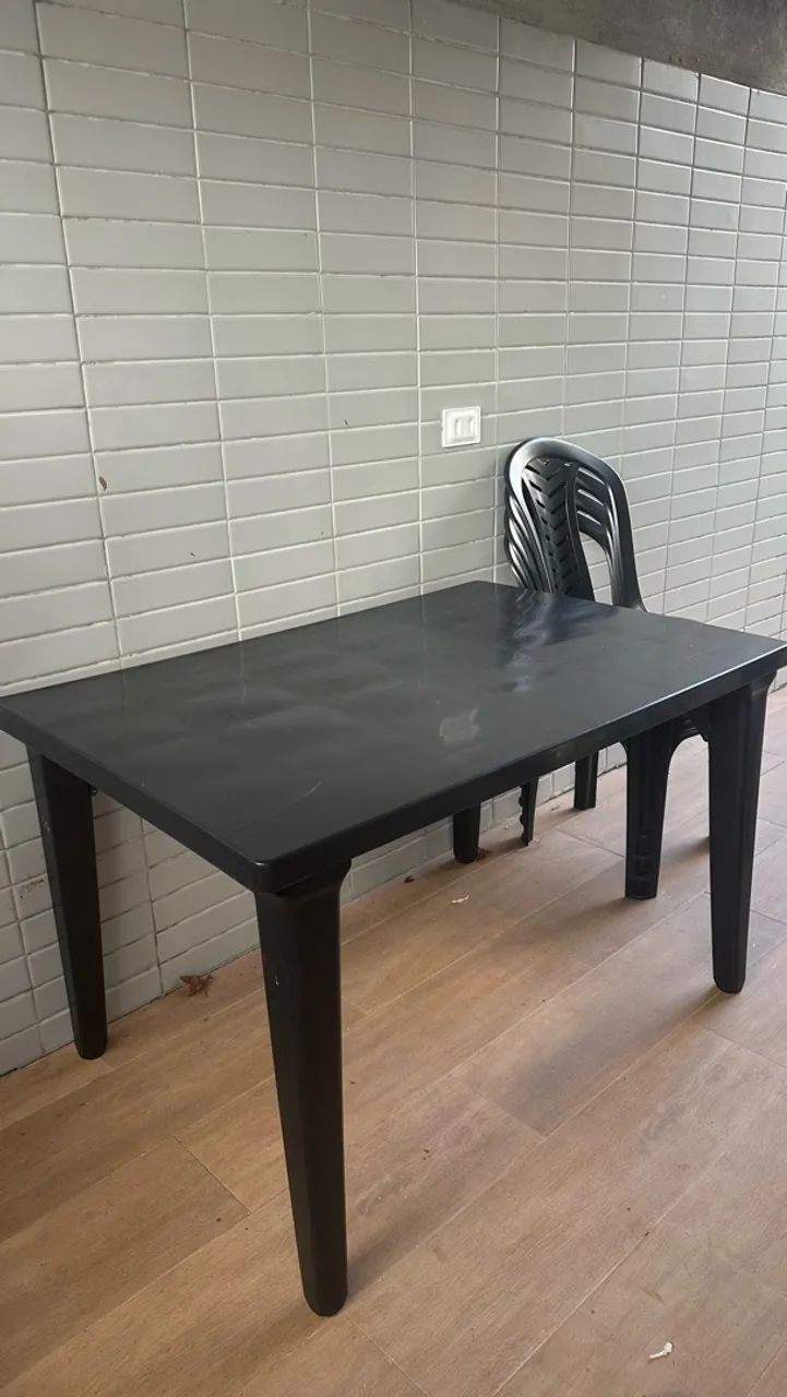 Mesa de plástico pvc preta com 4 cadeiras  - Foto 2