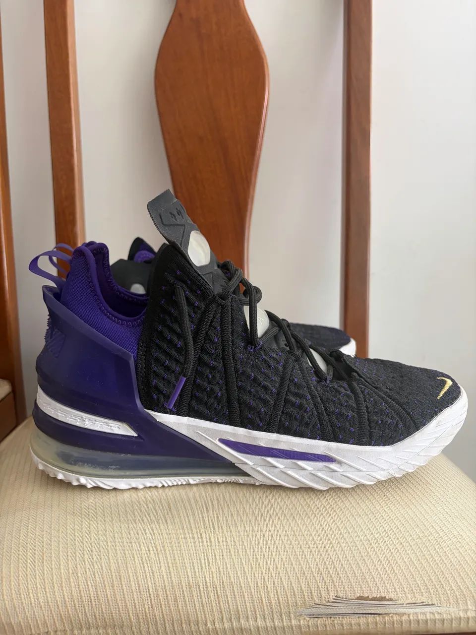 Tênis Lebron 18