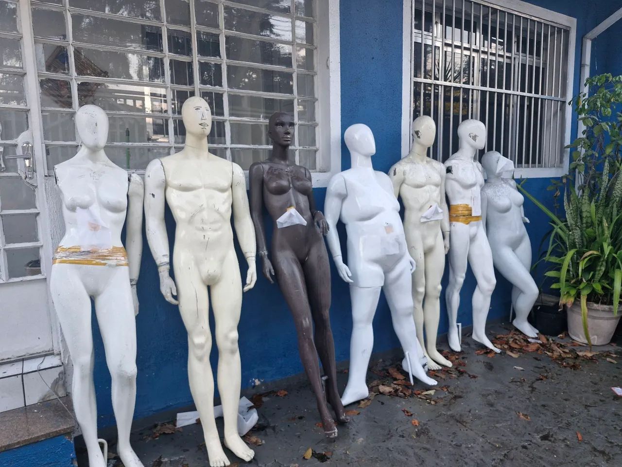 Vendo Araras, balcões e manequins para loja - Foto 3