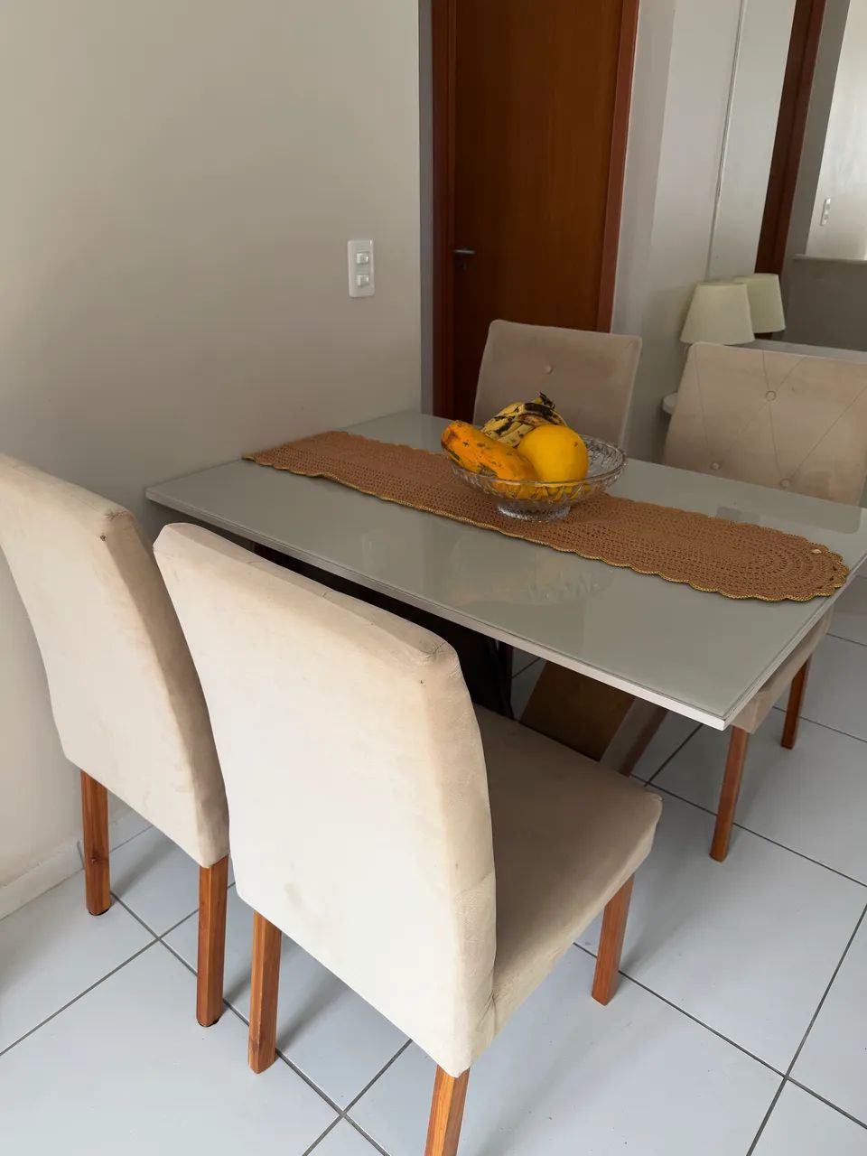 Mesa tampo de vidro, com 4 cadeiras - Foto 2