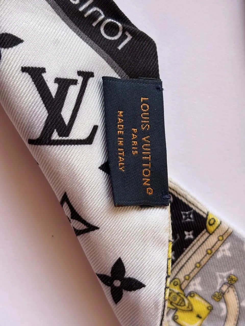 Bandeau Louis Vuitton Silk Trunk Monogram Grey/Black - Foto 3