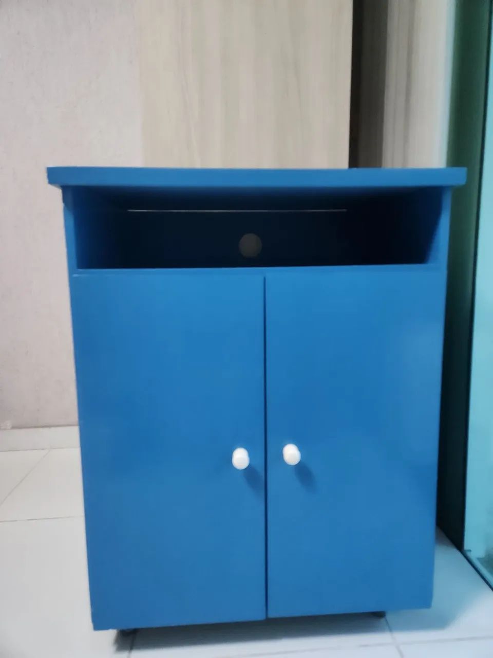 Armário em madeira com 02 portas