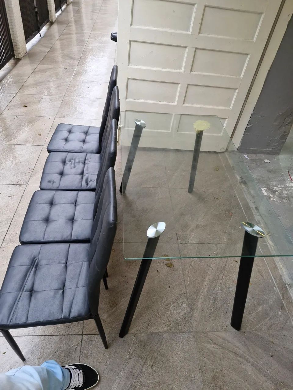 Mesa de jantar com quatro cadeiras de couro - Foto 4