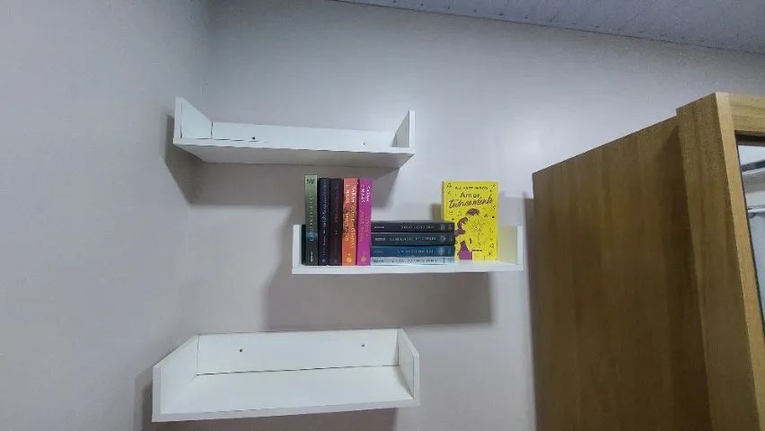 Prateleira de livros e outros objetos  - Foto 3