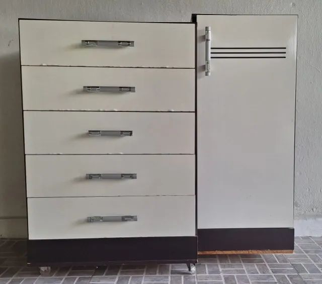 CÔMODA E SAPATEIRA DE MADEIRA COM 05 GAVETAS E 1 PORTA PARA QUARTO (USADO)