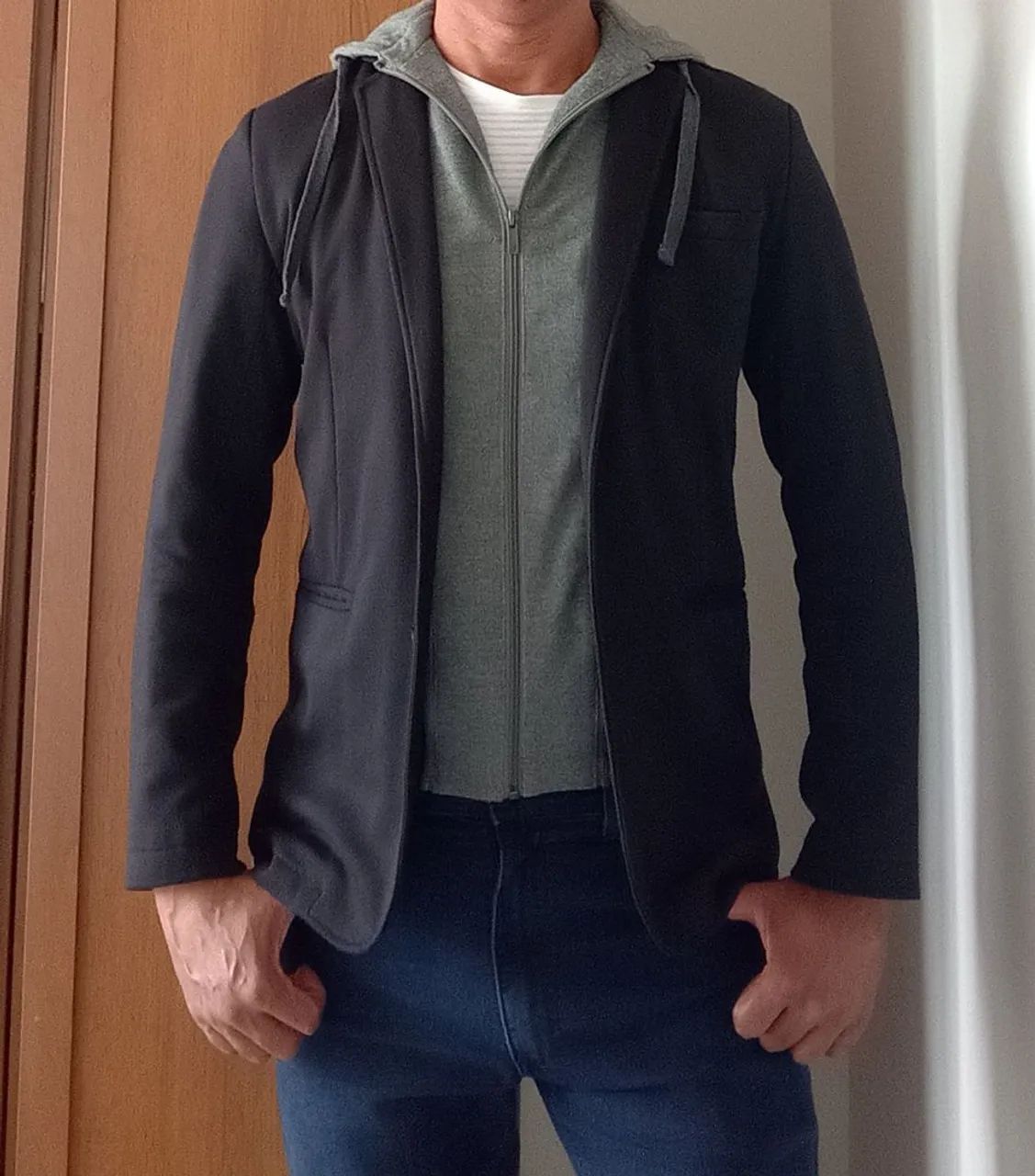 Blazer preto de moleton com capuz retrátil - Foto 2